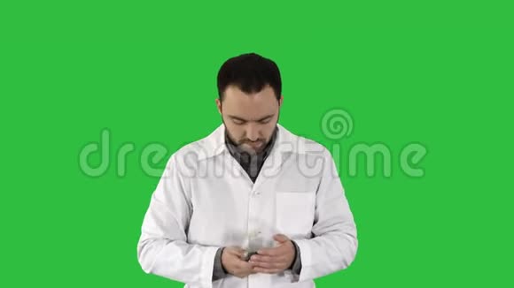 医生用手机在绿色屏幕上说话色度键视频的预览图