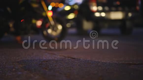 五颜六色的红绿灯在夜城街道上盘旋摘要背景视频的预览图