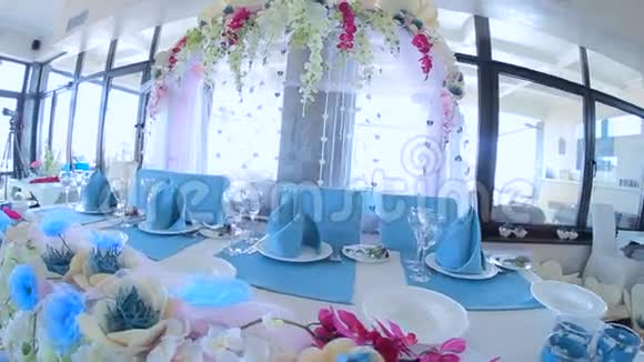 婚礼招待会上五颜六色的装饰视频的预览图