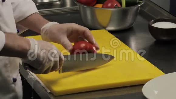 厨师把番茄切成细片特写视频的预览图