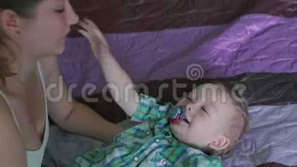 母亲和儿子在床上打痒视频的预览图