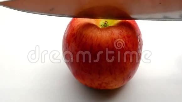 一把锋利的菜刀把红苹果切成了碎片视频的预览图