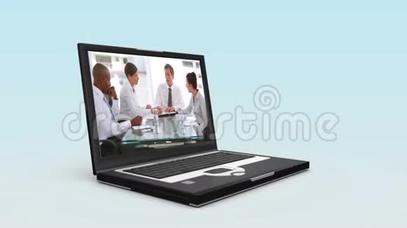 商务人员在两台笔记本电脑上的视频视频的预览图