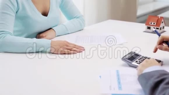 女人和房地产经纪人指望计算器视频的预览图
