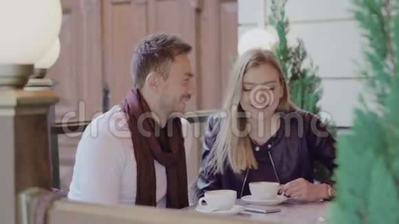浪漫的情侣在街边咖啡馆喝咖啡视频的预览图