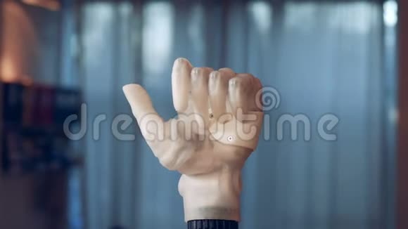 控制拳的手指在移动视频的预览图