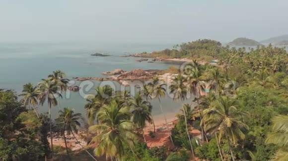印度果阿州美丽的Pathem海滩鸟瞰景观视频的预览图