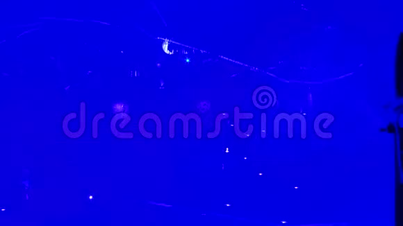 迪斯科舞厅灯光设备的蓝色跑道视频的预览图