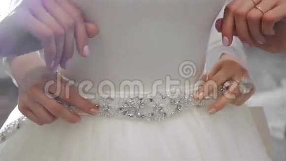 定制婚纱缝制礼服协助顾客购物视频的预览图