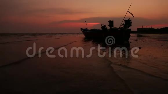 美丽的剪影渔船和日落的海面邦浦娱乐中心泰国SamutPrakan视频的预览图