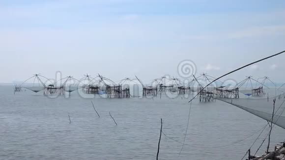 传统的当地捕鱼陷阱也被称为Yor建筑在泰国PakpraPhatthalung附近的ThaleNoi湖视频的预览图