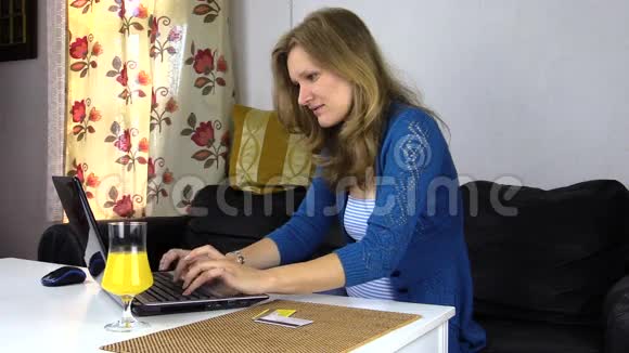 有笔记本电脑的孕妇要上网购物输入卡号视频的预览图