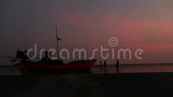 美丽的剪影渔船和日落的海面邦浦娱乐中心泰国SamutPrakan视频的预览图