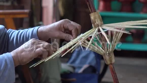 在缅甸的英勒制作纸伞视频的预览图