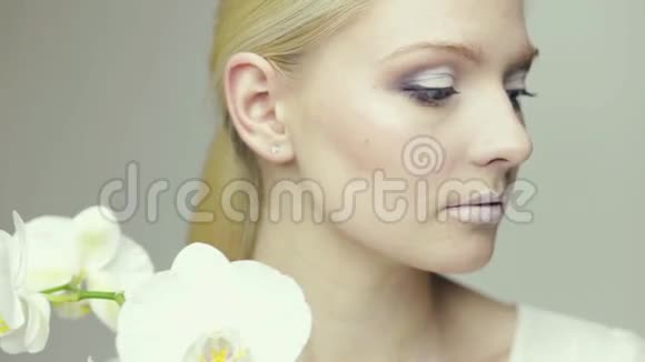 白唇少女和兰花视频的预览图