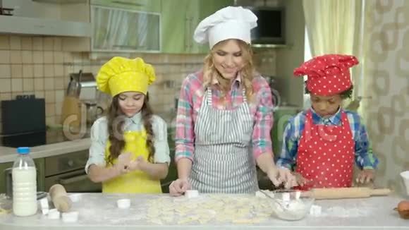 微笑的女人和孩子厨房视频的预览图