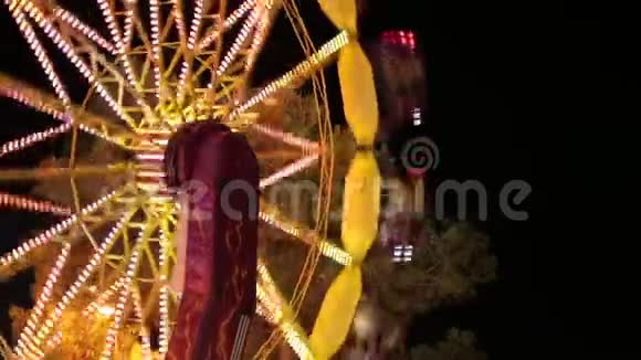 游乐园中流行的椅子秋千旋转木马失踪了视频的预览图