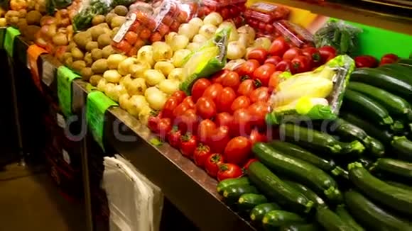西班牙市场柜台上的番茄和其他蔬菜视频的预览图