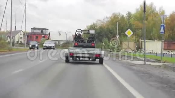 带拖车的车在路上行驶视频的预览图