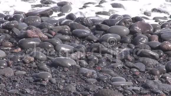 海水中带着巨浪的湿卵石视频的预览图