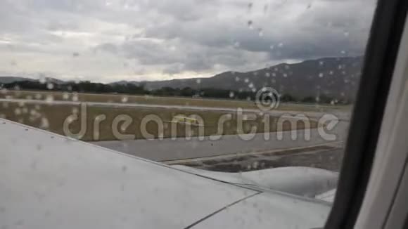 雨天飞机在跑道上掉头视频的预览图