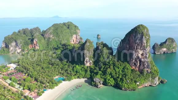 泰国莱利海滩沿岸惊人美丽的岩层视频的预览图