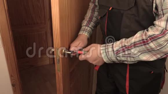 工人修理门锁视频的预览图