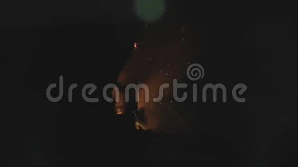 有人居住的木屋着火了视频的预览图