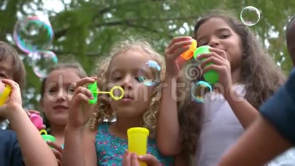 快乐的孩子在公园里做泡泡视频的预览图