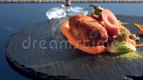 在美食餐厅用餐特写镜头兔肉荞麦配绿色荞麦视频的预览图