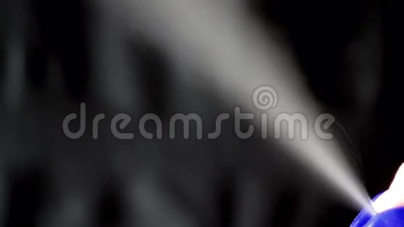 气溶胶可以在黑色背景下喷洒视频的预览图