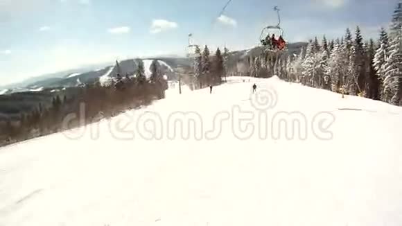 滑雪者骑在滑雪坡上第一人称观点视频的预览图
