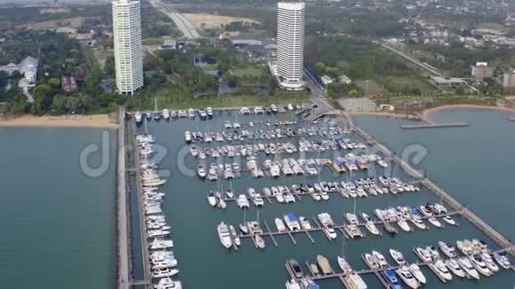 游艇俱乐部和码头的无人机提供空中观景游艇俱乐部的俯视图海水中的白船码头码头游艇和视频的预览图