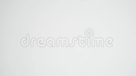 彭尼面粉落在白色背景上视频的预览图