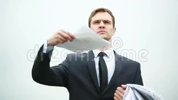商人在风中拿着一叠纸站着投掷文件视频的预览图
