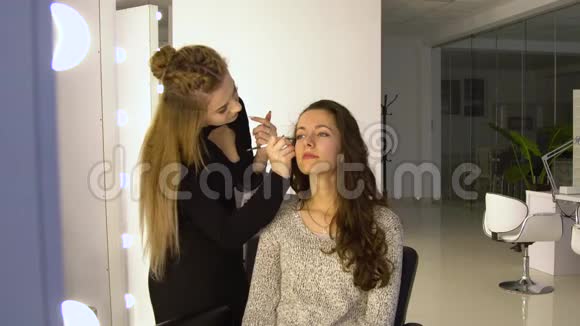 美容院的年轻漂亮女孩化妆师做化妆4K视频的预览图