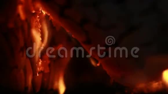 火葬场用火葬雕刻的原木视频的预览图