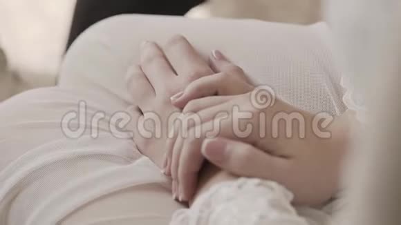 一个年轻女子的双手放在膝盖上视频的预览图