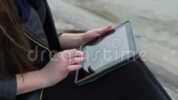 女性使用数字平板电脑视频的预览图