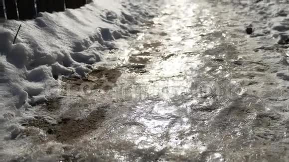 城市里的人行道冬天冰雪冻得很滑视频的预览图