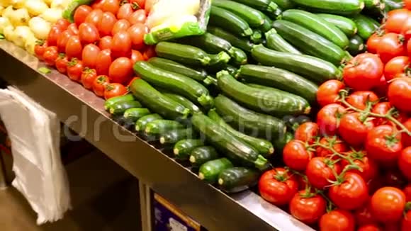 西班牙市场上的番茄和其他蔬菜视频的预览图