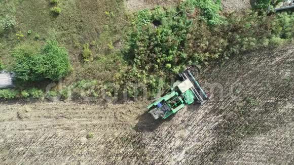 收割者在田间劳作播种小麦乌克兰录像4k视频的预览图