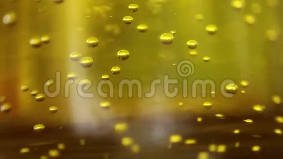瓶中橄榄油金色气泡视频的预览图