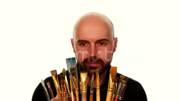 画家在很多画中选择画笔在视频的预览图