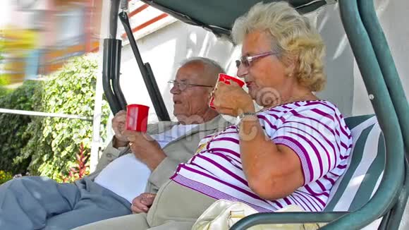 年长夫妇休息喝咖啡视频的预览图
