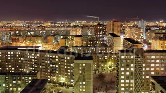 俄罗斯夜间城市沉睡地区建筑的时间流逝视频的预览图