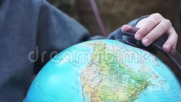 孩子玩地球仪视频的预览图