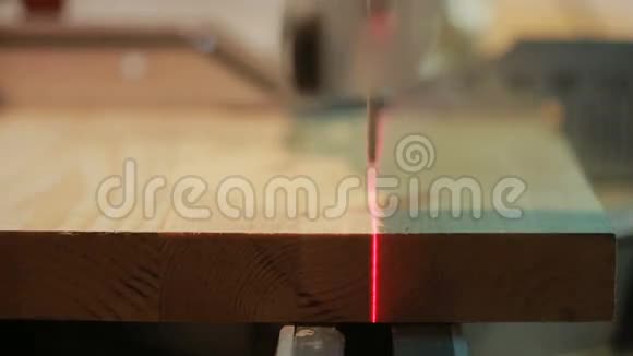 手工锯木板使用激光笔锯视频的预览图