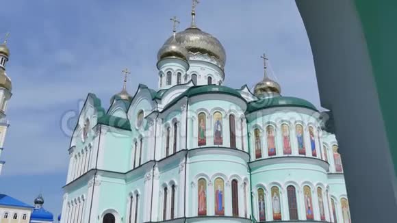 蓝天背景下的绿色教堂墙视频的预览图