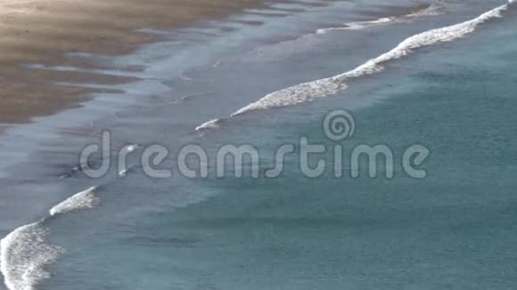 海浪拍打海岸的空中景色视频的预览图